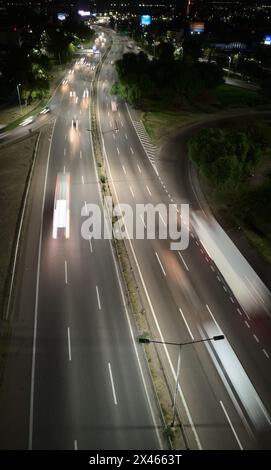 Straßenverkehr bei Nacht, hohe Sicht aus der Vogelperspektive. Lange Belichtung. Stockfoto
