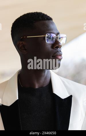 Junge selbstbewusste schwarze männliche Unternehmer mit stilvollen Jacke Blick auf Kamera steht in der Stadt Stockfoto