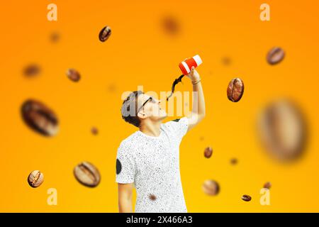 Kaffeekonzept. Junger Mann trinkt Kaffee auf Einem hellgelben Hintergrund. Levitation Kaffeebohnen. Stockfoto