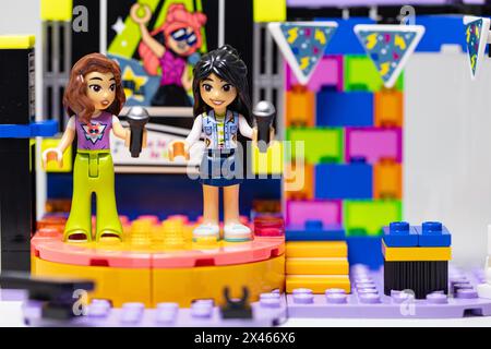 Lemberg, Ukraine - 29. April 2024: Lego Friends Karaoke Music Party Stockfoto