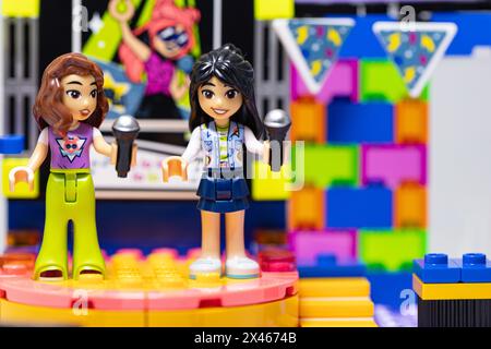 Lemberg, Ukraine - 29. April 2024: Lego Friends Karaoke Music Party Stockfoto