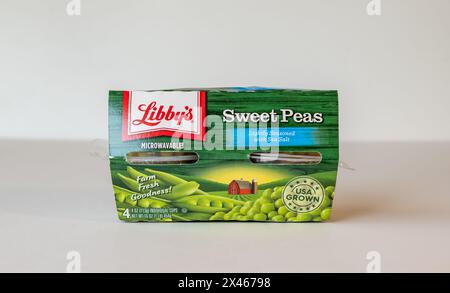 BEMIDJI, MN - 17. November 2020: Paket mit Libbys Sweet Peas in vier Kunststoffbehältern. Auf dem Etikett steht, dass es mikrowellenfähig ist und leicht mit SEA sa gewürzt ist Stockfoto