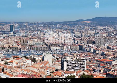 Aus der Vogelperspektive auf den Vieux Port von Marseille sowie das Rathaus, die Kirche Accoules) und das Hotel-Dieu und die Kirche Saint Ferréol. Stockfoto