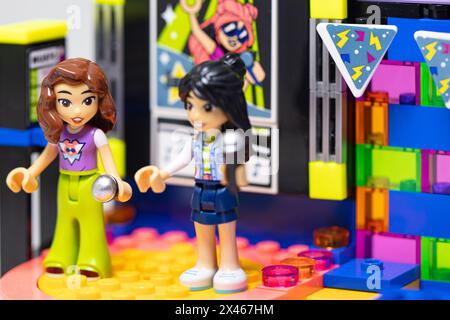 Lemberg, Ukraine - 29. April 2024: Lego Friends Karaoke Music Party Stockfoto