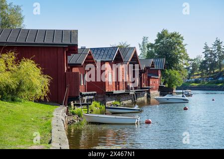 Porvoo, Finnland - 2. September: Stadtbild der Altstadt von Porvoo. Malerische Holzhäuser an einem Flusshang. Mittelalterliche lutherische Kathedrale aus Stein auf einem Hügel. Warmer, sonniger Sommertag. Stockfoto