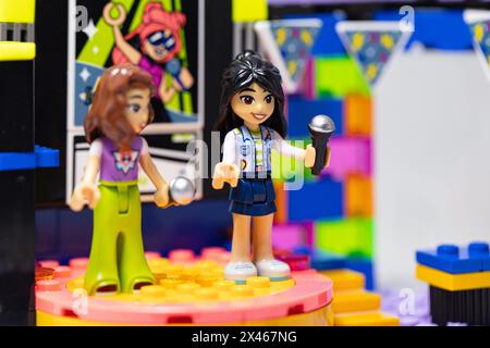 Lemberg, Ukraine - 29. April 2024: Lego Friends Karaoke Music Party Stockfoto