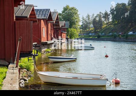 Porvoo, Finnland - 2. September: Stadtbild der Altstadt von Porvoo. Malerische Holzhäuser an einem Flusshang. Mittelalterliche lutherische Kathedrale aus Stein auf einem Hügel. Warmer, sonniger Sommertag. Stockfoto