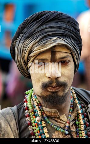 Porträt eines Sadhu oder spirituellen Aspiranten in Varanasi, Indien. Stockfoto