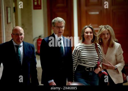 Madrid Spanien; 04/30/2024.- der Präsident der PP, Alberto Núñez Feijóo (C), leitet die Sitzung der Parlamentarischen Gruppen des Kongresses und des Senats in der Abgeordnetenkammer. Im gleichen Raum bedroht die PP mit absoluter Mehrheit im Senat Pedro Sánchez und seiner Frau Begoña Gómez seit Wochen damit, sie in der so genannten Koldo-kommission zu erscheinen, dem Untersuchungsorgan, das die Konservativen ins Leben gerufen haben. Im Oberhaus zu analysieren detailliert den Skandal, der den ehemaligen Berater von José Luis Ábalos betrifft. An diesem Dienstag hat Alberto Núñez Feijóo den Krieg beschrieben Stockfoto