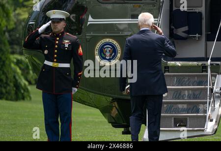 US-Präsident Joe Biden grüßt die Marine Guard, als er sich auf die Marine One vorbereitet, um am Dienstag, den 30. April 2024, den Südrasen des Weißen Hauses in Washington, DC, USA, auf dem Weg nach Wilmington, Delaware, zu verlassen. In Wilmington wird der Präsident an Wahlkampfveranstaltungen teilnehmen. Kredit: Ron Sachs/Pool über CNP Stockfoto