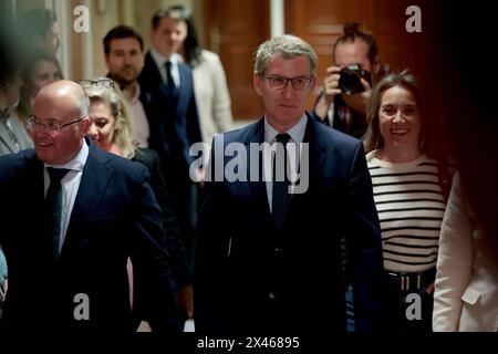 Madrid Spanien; 04/30/2024.- der Präsident der PP, Alberto Núñez Feijóo (C), leitet die Sitzung der Parlamentarischen Gruppen des Kongresses und des Senats in der Abgeordnetenkammer. Im gleichen Raum bedroht die PP mit absoluter Mehrheit im Senat Pedro Sánchez und seiner Frau Begoña Gómez seit Wochen damit, sie in der so genannten Koldo-kommission zu erscheinen, dem Untersuchungsorgan, das die Konservativen ins Leben gerufen haben. Im Oberhaus zu analysieren detailliert den Skandal, der den ehemaligen Berater von José Luis Ábalos betrifft. An diesem Dienstag hat Alberto Núñez Feijóo den Krieg beschrieben Stockfoto