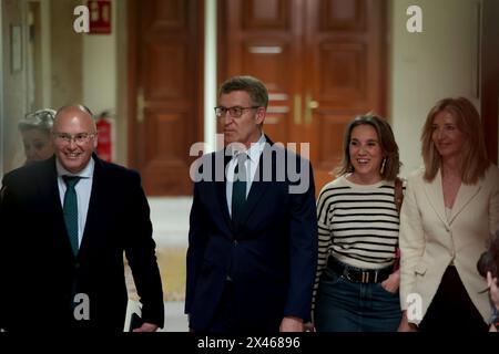 Madrid Spanien; 04/30/2024.- der Präsident der PP, Alberto Núñez Feijóo (C), leitet die Sitzung der Parlamentarischen Gruppen des Kongresses und des Senats in der Abgeordnetenkammer. Im gleichen Raum bedroht die PP mit absoluter Mehrheit im Senat Pedro Sánchez und seiner Frau Begoña Gómez seit Wochen damit, sie in der so genannten Koldo-kommission zu erscheinen, dem Untersuchungsorgan, das die Konservativen ins Leben gerufen haben. Im Oberhaus zu analysieren detailliert den Skandal, der den ehemaligen Berater von José Luis Ábalos betrifft. An diesem Dienstag hat Alberto Núñez Feijóo den Krieg beschrieben Stockfoto