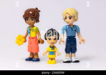 Lemberg, Ukraine - 29. April 2024: LEGO Friends Familienfiguren Stockfoto