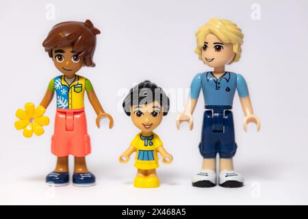 Lemberg, Ukraine - 29. April 2024: LEGO Friends Familienfiguren Stockfoto