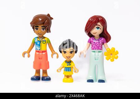 Lemberg, Ukraine - 29. April 2024: LEGO Friends Familienfiguren Stockfoto