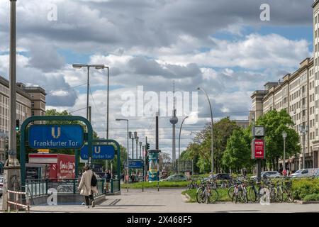 Eintritt zur Berliner U-Bahn-Linie U5 am Frankfurter Tor entlang der Karl-Marx-Allee in Friedrichshain, Berlin, Deutschland, Europa Stockfoto