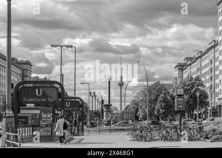 Eintritt zur Berliner U-Bahn-Linie U5 am Frankfurter Tor entlang der Karl-Marx-Allee in Friedrichshain in Schwarz-weiß, Berlin, Deutschland, Europa Stockfoto