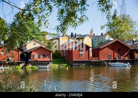 Porvoo, Finnland - 2. September: Stadtbild der Altstadt von Porvoo. Malerische Holzhäuser an einem Flusshang. Mittelalterliche lutherische Kathedrale aus Stein auf einem Hügel. Warmer, sonniger Sommertag. Stockfoto