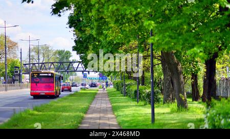 Warschau, Polen. 28. April 2024. Öffentliche Verkehrsmittel Bus auf einer Straße. Stockfoto