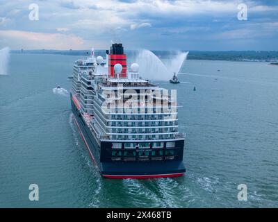 Queen Anne Kreuzfahrtschiff mit Cunard Cruise kommt zum ersten Mal im Hafen von Southampton an, mit Blick auf die Luft. Stockfoto