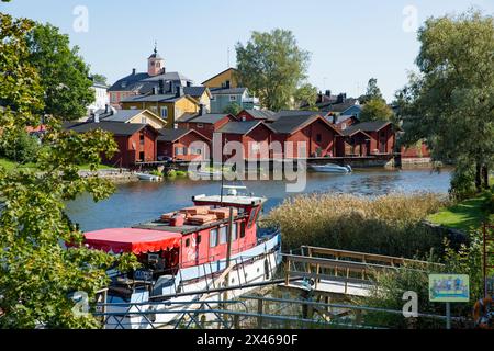 Porvoo, Finnland - 2. September: Stadtbild der Altstadt von Porvoo. Malerische Holzhäuser an einem Flusshang. Mittelalterliche lutherische Kathedrale aus Stein auf einem Hügel. Warmer, sonniger Sommertag. Stockfoto