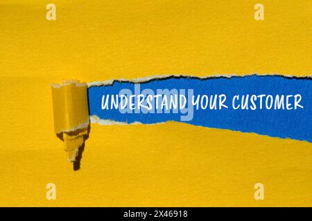Verstehen Sie die Wörter Ihrer Kunden, die auf gelbem Papier mit blauem Hintergrund geschrieben sind. Konzeptionelles Verstehen des Symbols „Ihr Kunde“. Kopierbereich. Stockfoto