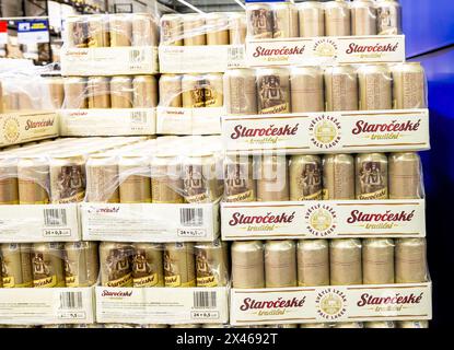 Samara, Russland - 6. April 2024: Staroceske Traditions tschechisches Flaschenbier, hergestellt mit traditioneller Technologie in einem Supermarkt Stockfoto