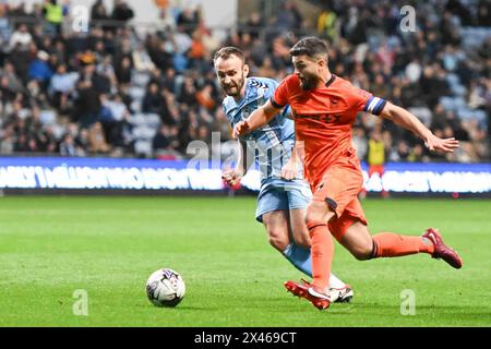 Sam Morsy (5 Ipswich Town) wurde von Liam Kelly (6 Coventry City) während des Sky Bet Championship Matches zwischen Coventry City und Ipswich Town in der Coventry Building Society Arena, Coventry, am Dienstag, den 30. April 2024 herausgefordert. (Foto: Kevin Hodgson | MI News) Credit: MI News & Sport /Alamy Live News Stockfoto