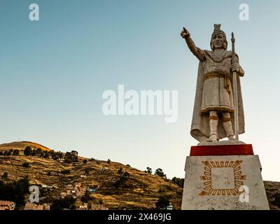 Atemberaubendes Denkmal für Manco Capac am Aussichtspunkt Huajsapata Hill, Puno, Peru Stockfoto