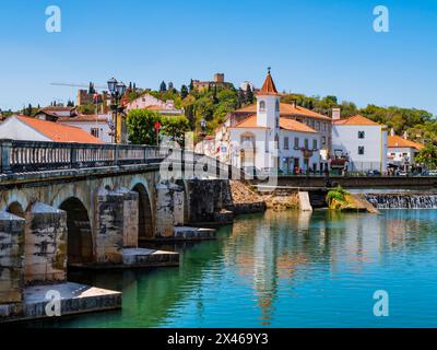 Alte Brücke (Ponte Vhela) über den Fluss Nabao, die zum historischen Zentrum von Tomar führt, einem malerischen Dorf im Bezirk Santarem, Portugal Stockfoto