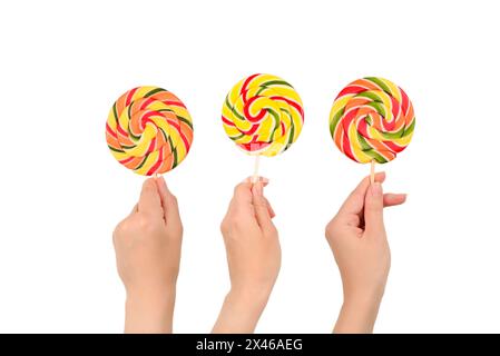 Lollipop in weiblicher Hand isoliert auf weißem Hintergrund. Platz für Text oder Design. Stockfoto