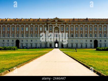 Nördliche Fassade des Königspalastes von Caserta, auch bekannt als Reggia di Caserta, Italien Stockfoto