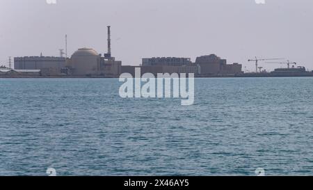 Bushehr, Iran. April 2024. Blick auf das Kernkraftwerk Bushehr (BNPP) vom Persischen Golf im südlichen Iran. Es ist der erste kommerzielle Atomreaktor des Iran. Im Jahr 1994 unterzeichneten Teheran und Moskau einen Vertrag über den Bau des Leichtwasserreaktors VVER 1000MWe. (Kreditbild: © Rouzbeh Fouladi/ZUMA Press Wire) NUR REDAKTIONELLE VERWENDUNG! Nicht für kommerzielle ZWECKE! Stockfoto