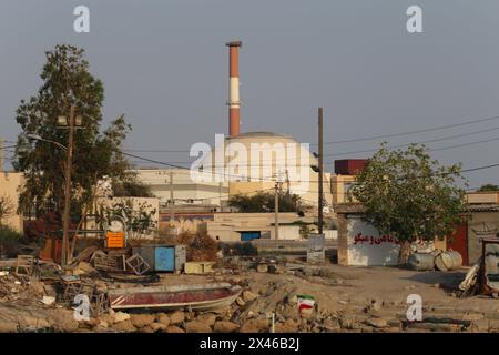 Bushehr, Iran. April 2024. Blick auf das Kernkraftwerk Bushehr (BNPP) von den Fischerdörfern Halileh im südlichen Iran. Das Kernkraftwerk Bushehr ist der erste kommerzielle Atomreaktor des Iran. Im Jahr 1994 unterzeichneten Teheran und Moskau einen Vertrag über den Bau des Leichtwasserreaktors VVER 1000MWe. (Kreditbild: © Rouzbeh Fouladi/ZUMA Press Wire) NUR REDAKTIONELLE VERWENDUNG! Nicht für kommerzielle ZWECKE! Stockfoto