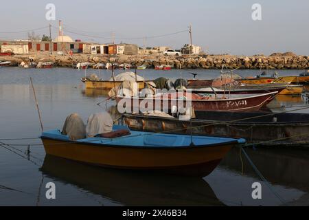 Bushehr, Iran. April 2024. Fischerboote legen neben dem Kernkraftwerk Bushehr (BNPP) von den Fischerdörfern Halileh im südlichen Iran an. Das Kernkraftwerk Bushehr ist der erste kommerzielle Atomreaktor des Iran. Im Jahr 1994 unterzeichneten Teheran und Moskau einen Vertrag über den Bau des Leichtwasserreaktors VVER 1000MWe. (Kreditbild: © Rouzbeh Fouladi/ZUMA Press Wire) NUR REDAKTIONELLE VERWENDUNG! Nicht für kommerzielle ZWECKE! Stockfoto