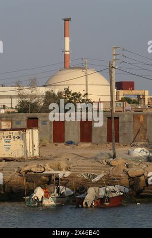 Bushehr, Iran. April 2024. Blick auf das Kernkraftwerk Bushehr (BNPP) von den Fischerdörfern Halileh im südlichen Iran. Das Kernkraftwerk Bushehr ist der erste kommerzielle Atomreaktor des Iran. Im Jahr 1994 unterzeichneten Teheran und Moskau einen Vertrag über den Bau des Leichtwasserreaktors VVER 1000MWe. (Kreditbild: © Rouzbeh Fouladi/ZUMA Press Wire) NUR REDAKTIONELLE VERWENDUNG! Nicht für kommerzielle ZWECKE! Stockfoto