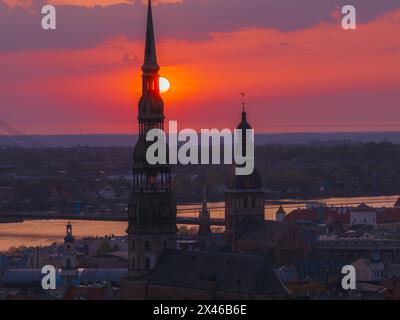 Magischer Sonnenuntergang über der Altstadt von Riga, der Hauptstadt Lettlands. Stockfoto