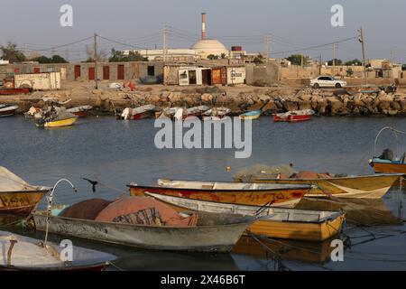 Bushehr, Iran. April 2024. Fischerboote legen neben dem Kernkraftwerk Bushehr (BNPP) von den Fischerdörfern Halileh im südlichen Iran an. Das Kernkraftwerk Bushehr ist der erste kommerzielle Atomreaktor des Iran. Im Jahr 1994 unterzeichneten Teheran und Moskau einen Vertrag über den Bau des Leichtwasserreaktors VVER 1000MWe. (Kreditbild: © Rouzbeh Fouladi/ZUMA Press Wire) NUR REDAKTIONELLE VERWENDUNG! Nicht für kommerzielle ZWECKE! Stockfoto