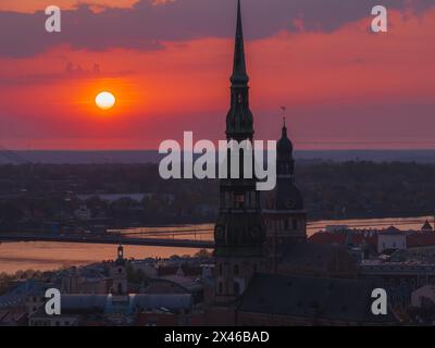 Magischer Sonnenuntergang über der Altstadt von Riga, der Hauptstadt Lettlands. Stockfoto