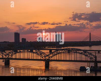 Magischer Sonnenuntergang über der Altstadt von Riga, der Hauptstadt Lettlands. Stockfoto