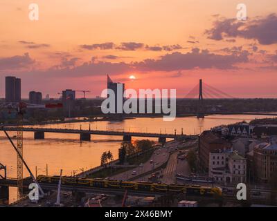 Magischer Sonnenuntergang über der Altstadt von Riga, der Hauptstadt Lettlands. Stockfoto