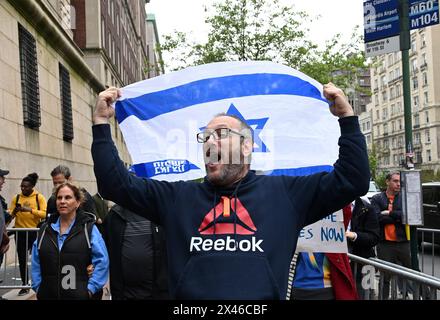 New York, New York, USA. April 2024 30. Pro-palästinensische Studenten der Columbia University haben die Nacht in Hamilton Hall auf dem Campus verbracht. Das war, nachdem sie sich über Nacht in Hamilton verbarrikadiert hatten, was zu einer sehr engen Sicherheitskontrolle geführt hat, um auf den Campus zu gelangen. Nur aktuelle Studenten und "wesentliche Arbeitnehmer" dürfen durch die Tore. Sie verhandeln weiterhin mit der Universität über ihre Forderungen. Auf der Broadway-Seite des Campus setzen die Demonstranten ihre Unterstützung fort. Pro-israelische Demonstranten auch draußen gesehen. (Foto: Andrea RENAULT/ Zuma Press) (Foto: © Andr Stockfoto