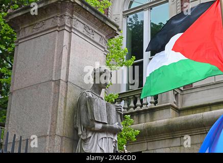 New York, New York, USA. April 2024 30. Pro-palästinensische Studenten der Columbia University haben die Nacht in Hamilton Hall auf dem Campus verbracht. Das war, nachdem sie sich über Nacht in Hamilton verbarrikadiert hatten, was zu einer sehr engen Sicherheitskontrolle geführt hat, um auf den Campus zu gelangen. Nur aktuelle Studenten und "wesentliche Arbeitnehmer" dürfen durch die Tore. Sie verhandeln weiterhin mit der Universität über ihre Forderungen. Auf der Broadway-Seite des Campus setzen die Demonstranten ihre Unterstützung fort. (Foto: Andrea RENAULT/ Zuma Press) (Foto: © Andrea Renault/ZUMA Press Wire) REDAKTIONELLE VERWENDUNG Stockfoto