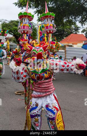 Eine Lechone-Kostüm von Santiago mit einer Ente bill Maske und Hörner in La Vega Karnevalsumzug.   Die erste dokumentierte Karneval in was ist Stockfoto