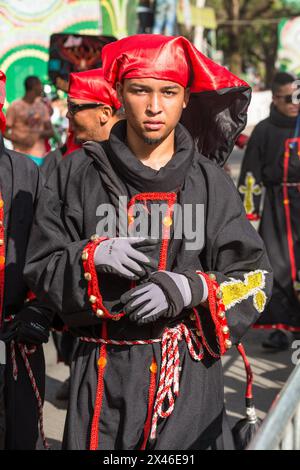 Junger Mann in Kostümen marschiert bei der Karnevalsparade La Vega in der Dominikanischen Republik. Die erste dokumentierte Karnevalsfeier im heutigen D Stockfoto