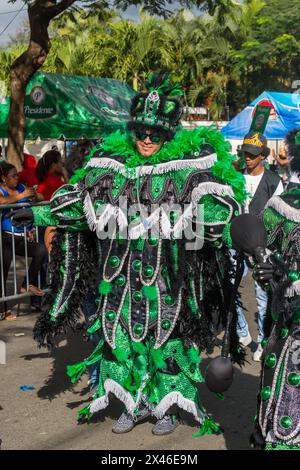 Ein Mann in einem aufwendigen Kostüm marschiert bei der Karnevalsparade La Vega in der Dominikanischen Republik. Die erste dokumentierte Karnevalsfeier in dem, was nein ist Stockfoto