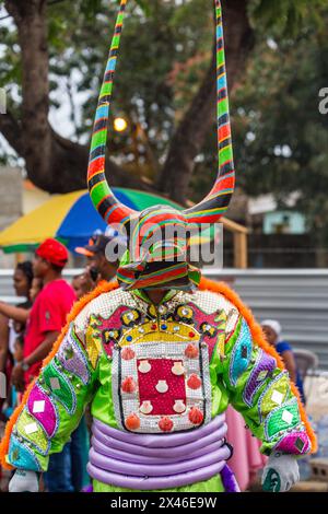 Eine Lechone-Kostüm von Santiago mit einer Ente bill Maske und Hörner in La Vega Karnevalsumzug.   Die erste dokumentierte Karneval in was ist Stockfoto