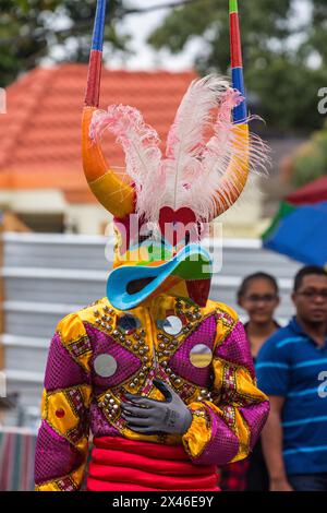 Ein Lechone-Kostüm aus Santiago mit Entenschnabelmaske und Hörnern bei der La Vega Karnevalsparade in der Dominikanischen Republik. Das erste dokumentierte Carni Stockfoto