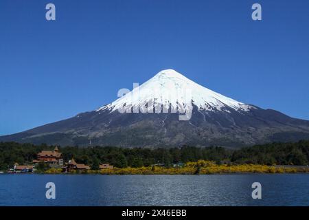 Hotel Petrohue & Osorno Vulkan am Todos los Santos See im Nationalpark Vicente Perez Rosales in Chile. Stockfoto