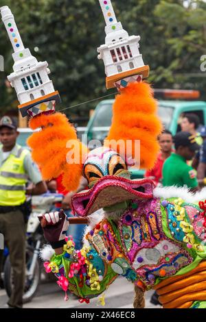 Eine Lechone-Kostüm von Santiago mit einer Ente bill Maske und Hörner in La Vega Karnevalsumzug.   Die erste dokumentierte Karneval in was ist Stockfoto